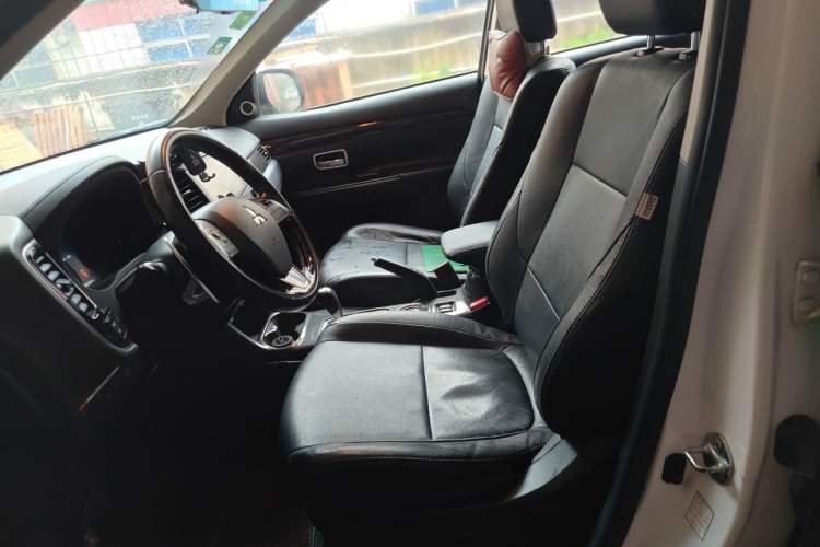 Used Mitsubishi Outlander 2016 2.4L 4x4 Elite Edition 5 Seats Left Front Seat
