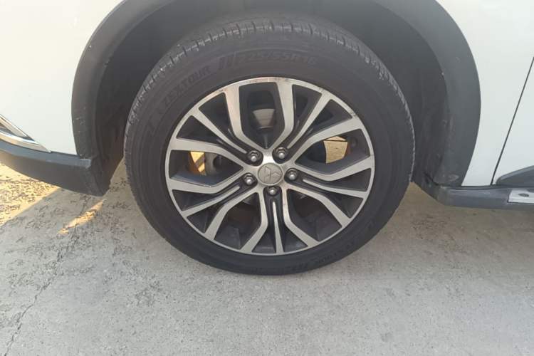 Used Mitsubishi Outlander 2016 2.4L 4x4 Luxury Edition 7-Seater Left Front Wheel Hub