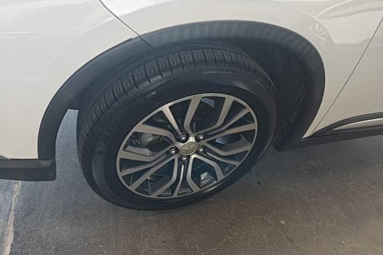 Used Mitsubishi Outlander 2016 2.4L 4x4 Elite Edition 5 Seats Left Front Wheel Hub