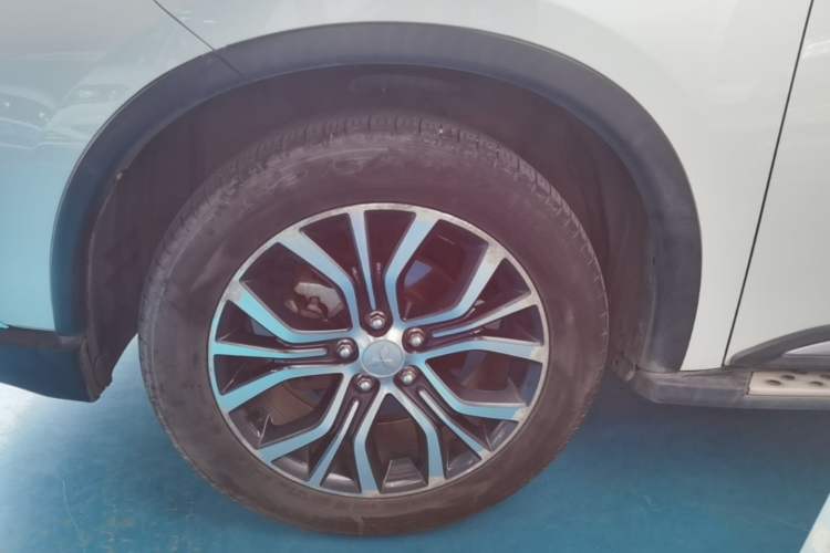 Used Mitsubishi Outlander 2016 2.4L 4x4 Luxury Edition 7-Seater Left Front Wheel Hub
