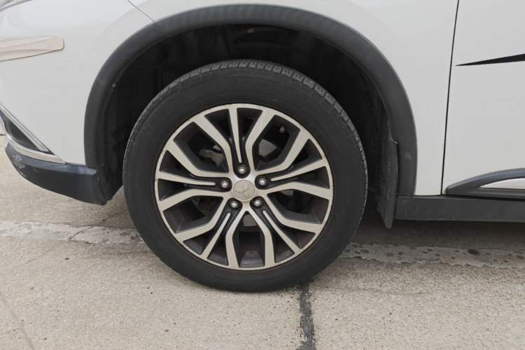 Used Mitsubishi Outlander 2016 2.4L 4x4 Luxury Edition 7-Seater Left Front Wheel Hub