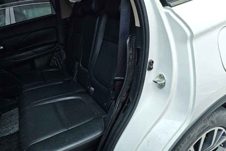 Used Mitsubishi Outlander 2016 2.4L 4x4 Elite Edition 5 Seats Left Rear Seat