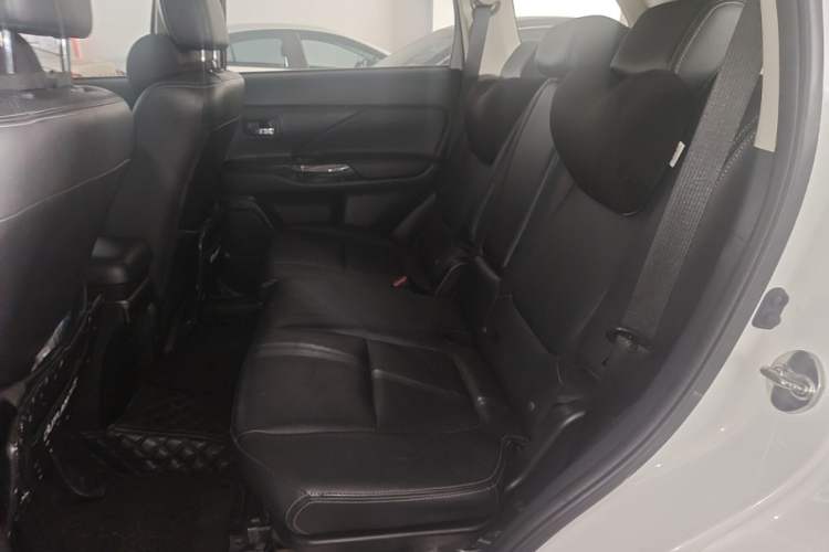 Used Mitsubishi Outlander 2016 2.4L 4x4 Luxury Edition 7-Seater Left Rear Seat