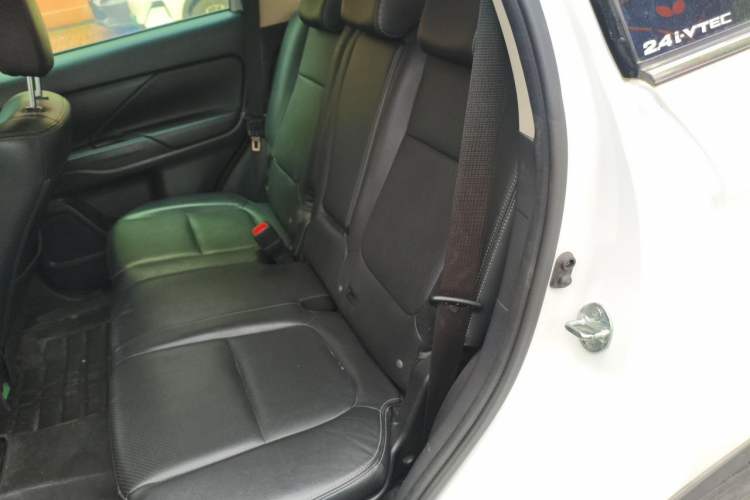 Used Mitsubishi Outlander 2016 2.4L 4x4 Elite Edition 5 Seats Left Rear Seat
