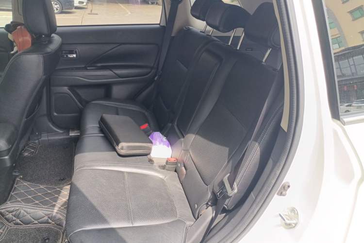 Used Mitsubishi Outlander 2016 2.4L 4x4 Elite Edition 5 Seats Left Rear Seat