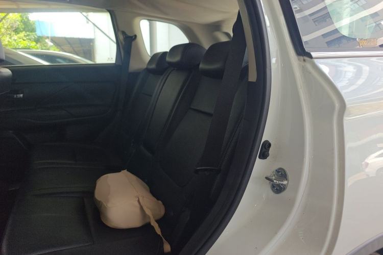 Used Mitsubishi Outlander 2016 2.4L 4x4 Elite Edition 5 Seats Left Rear Seat