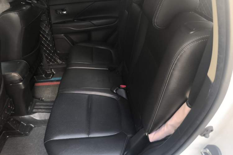 Used Mitsubishi Outlander 2016 2.4L 4x4 Luxury Edition 7-Seater Left Rear Seat