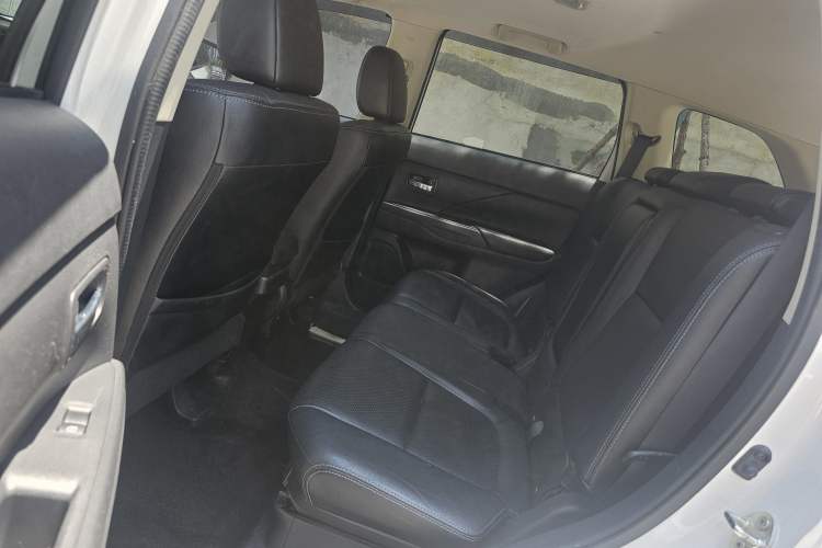 Used Mitsubishi Outlander 2016 2.4L 4x4 Elite Edition 7-Seater Left Rear Seat