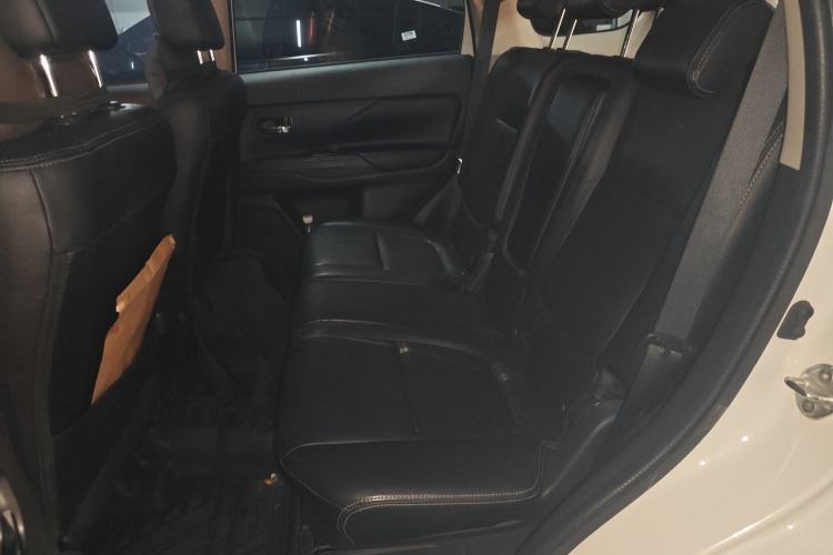 Used Mitsubishi Outlander 2016 2.4L 4x4 Elite Edition 5 Seats Left Rear Seat