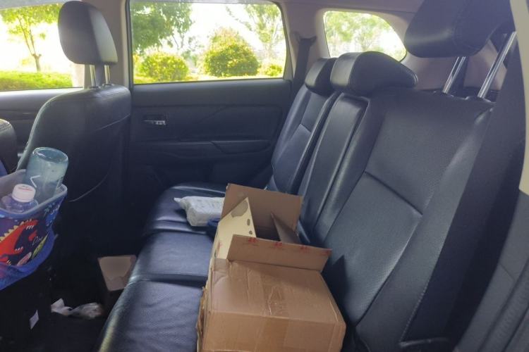 Used Mitsubishi Outlander 2016 2.4L 4x4 Elite Edition 7-Seater Left Rear Seat