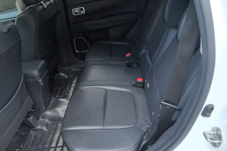 Used Mitsubishi Outlander 2016 2.4L 4x4 Elite Edition 5 Seats Left Rear Seat