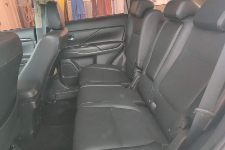 Used Mitsubishi Outlander 2016 2.4L 4x4 Elite Edition 5 Seats Left Rear Seat