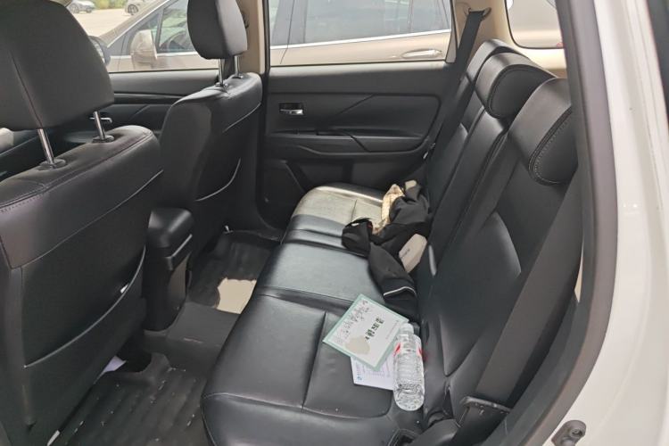 Used Mitsubishi Outlander 2016 2.4L 4x4 Luxury Edition 7-Seater Left Rear Seat