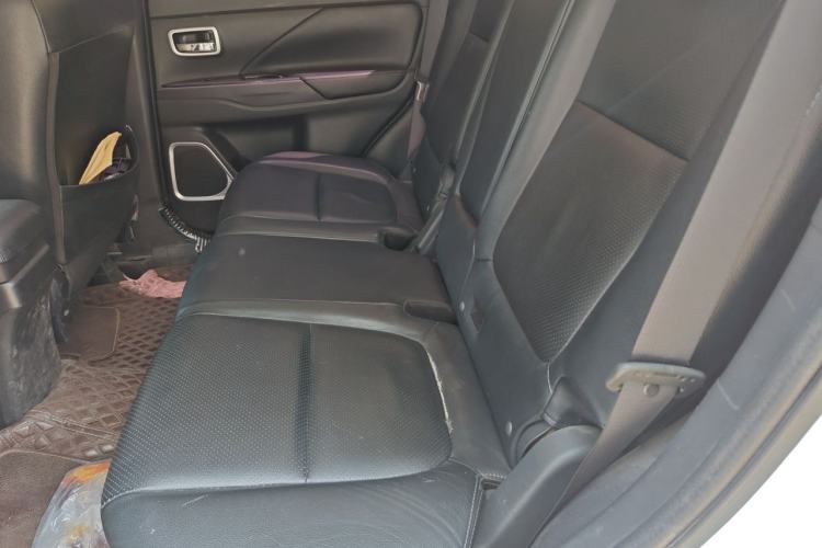 Used Mitsubishi Outlander 2016 2.4L 4x4 Elite Edition 5 Seats Left Rear Seat