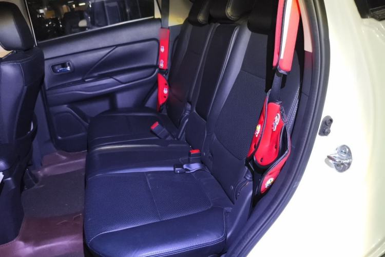 Used Mitsubishi Outlander 2016 2.4L 4x4 Elite Edition 5 Seats Left Rear Seat