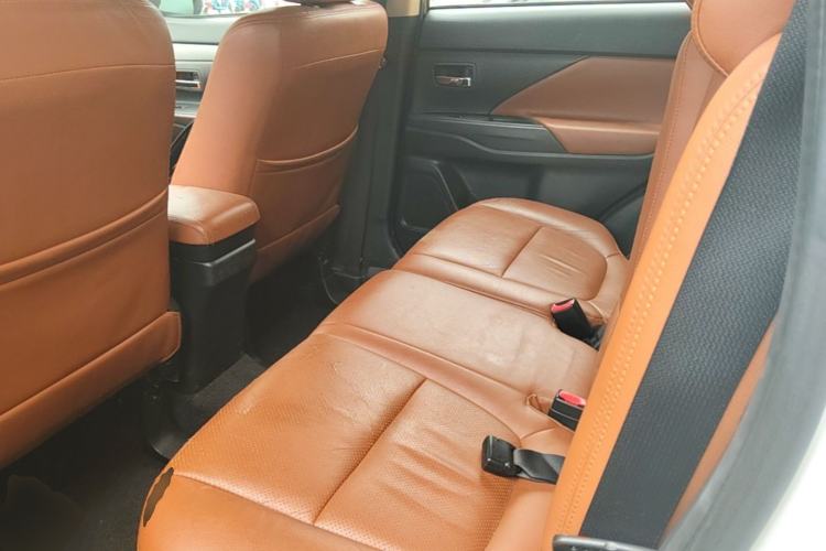 Used Mitsubishi Outlander 2016 2.0L Two-Wheel Drive Fashion Edition 5 Seats Left Rear Seat