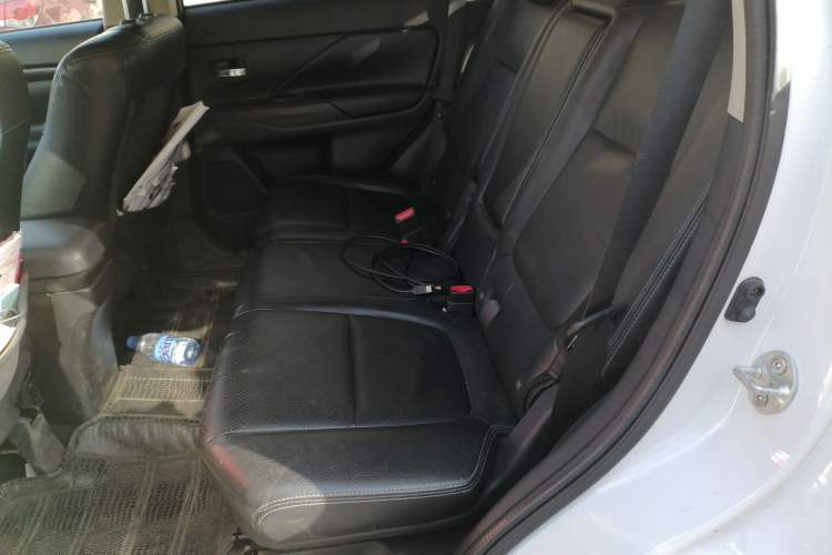 Used Mitsubishi Outlander 2016 2.4L 4x4 Elite Edition 7-Seater Left Rear Seat