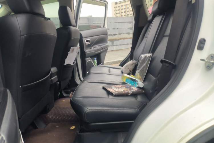 Used Mitsubishi Outlander 2016 2.4L 4x4 Elite Edition 5 Seats Left Rear Seat