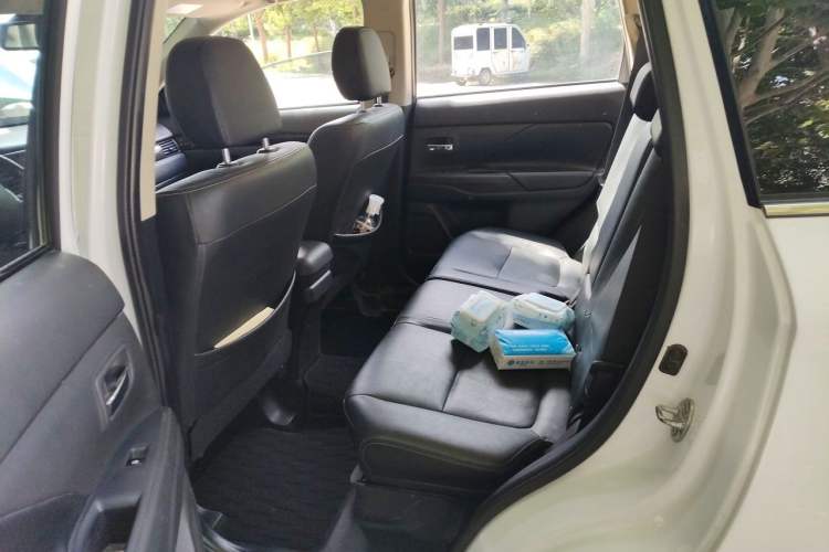 Used Mitsubishi Outlander 2016 2.4L 4x4 Elite Edition 5 Seats Left Rear Seat