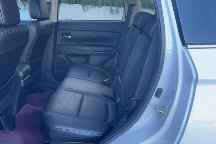 Used Mitsubishi Outlander 2016 2.4L 4x4 Elite Edition 7-Seater Left Rear Seat