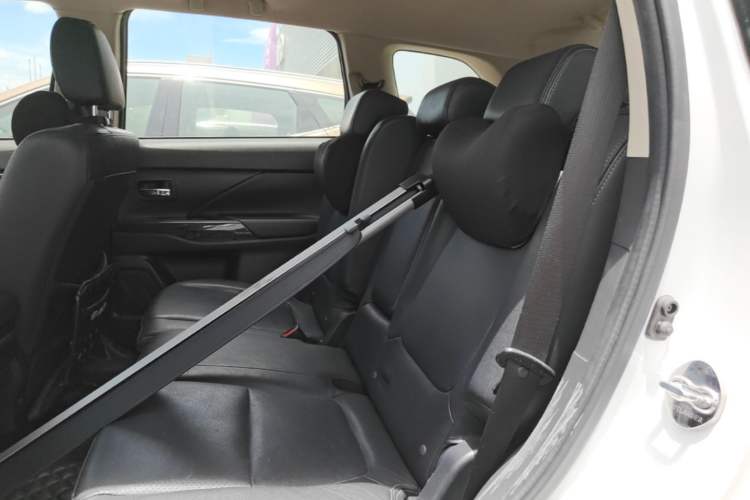 Used Mitsubishi Outlander 2016 2.4L 4x4 Luxury Edition 7-Seater Left Rear Seat