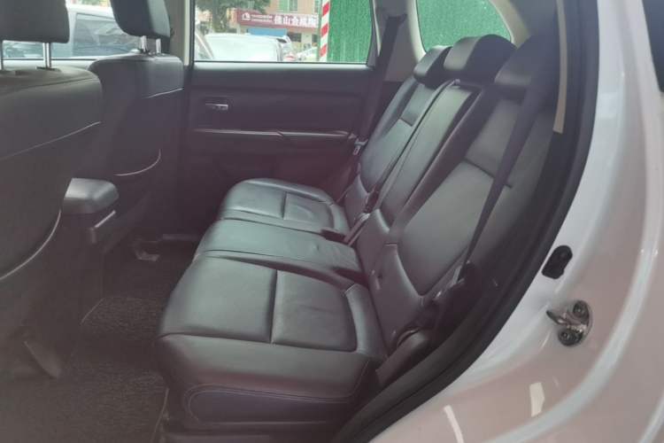 Used Mitsubishi Outlander 2016 2.4L 4x4 Luxury Edition 7-Seater Left Rear Seat