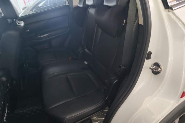 Used Mitsubishi Outlander 2016 2.4L 4x4 Luxury Edition 7-Seater Left Rear Seat