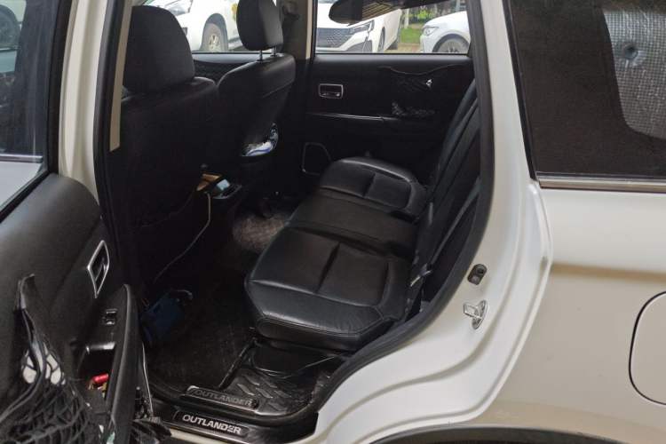 Used Mitsubishi Outlander 2016 2.4L 4x4 Luxury Edition 7-Seater Left Rear Seat