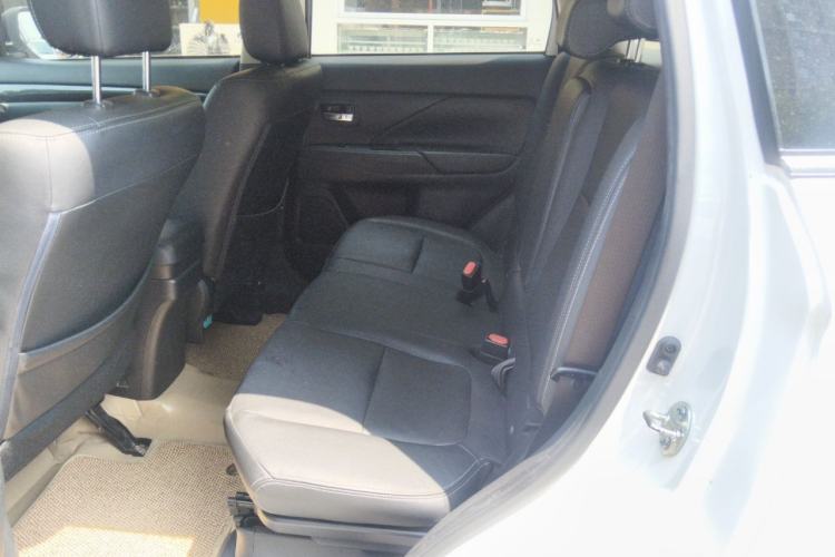 Used Mitsubishi Outlander 2016 2.4L 4x4 Luxury Edition 7-Seater Left Rear Seat