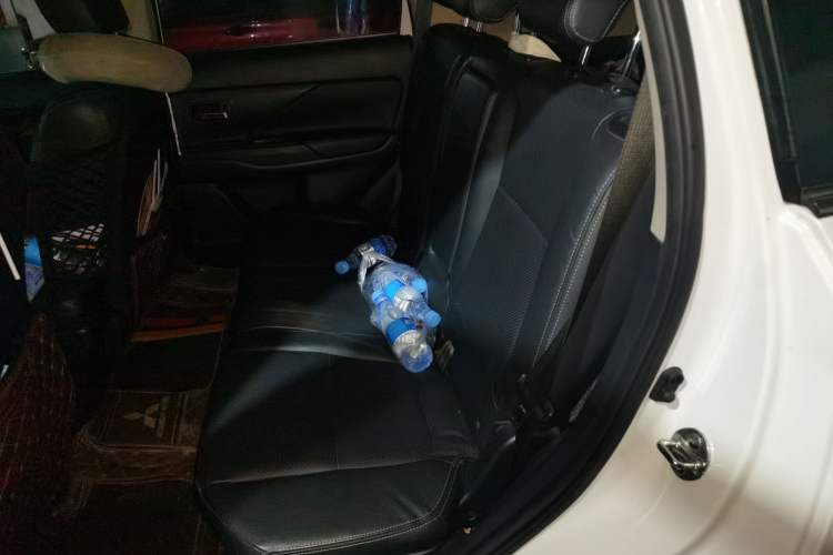 Used Mitsubishi Outlander 2016 2.4L 4x4 Elite Edition 5 Seats Left Rear Seat