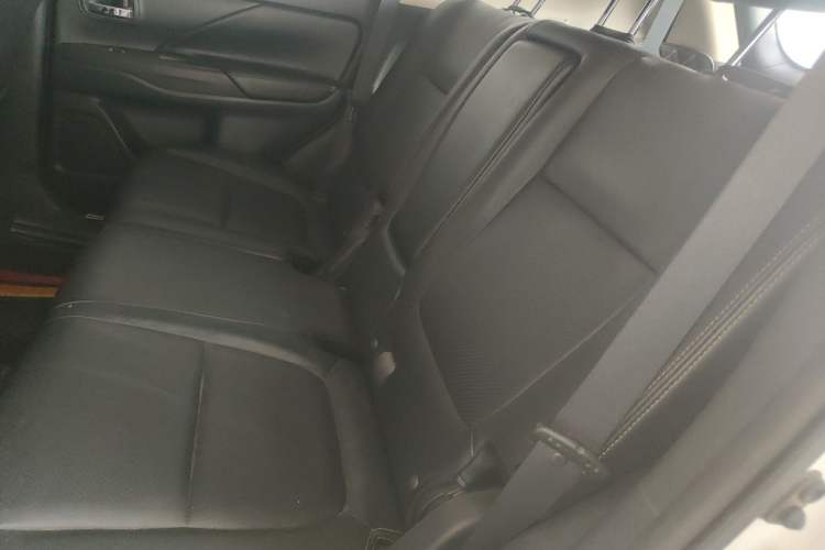 Used Mitsubishi Outlander 2016 2.4L 4x4 Luxury Edition 7-Seater Left Rear Seat