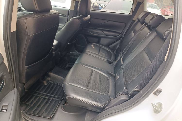 Used Mitsubishi Outlander 2016 2.4L 4x4 Elite Edition 5 Seats Left Rear Seat
