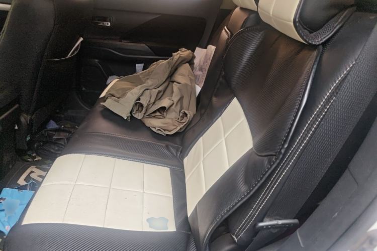 Used Mitsubishi Outlander 2016 2.0L Two-Wheel Drive Fashion Edition 5 Seats Left Rear Seat