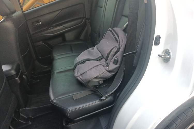 Used Mitsubishi Outlander 2016 2.4L 4x4 Elite Edition 5 Seats Left Rear Seat