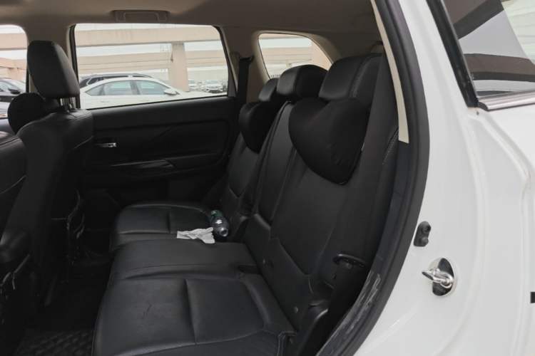 Used Mitsubishi Outlander 2016 2.4L 4x4 Luxury Edition 7-Seater Left Rear Seat