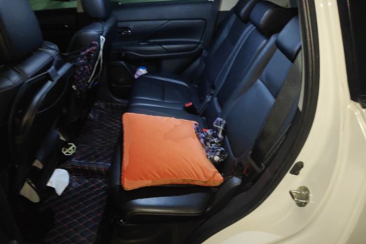 Used Mitsubishi Outlander 2016 2.4L 4x4 Elite Edition 7-Seater Left Rear Seat