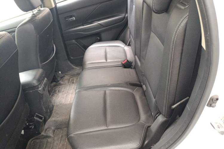Used Mitsubishi Outlander 2016 2.4L 4x4 Luxury Edition 7-Seater Left Rear Seat