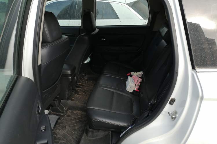 Used Mitsubishi Outlander 2016 2.4L 4x4 Elite Edition 5 Seats Left Rear Seat