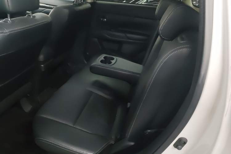 Used Mitsubishi Outlander 2016 2.4L 4x4 Elite Edition 7-Seater Left Rear Seat