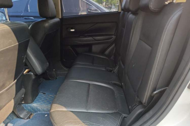 Used Mitsubishi Outlander 2016 2.4L 4x4 Elite Edition 5 Seats Left Rear Seat