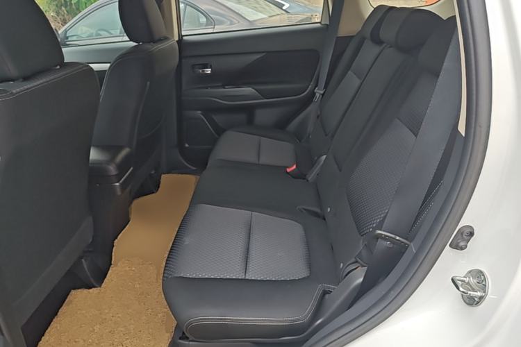 Used Mitsubishi Outlander 2016 2.0L Two-Wheel Drive Fashion Edition 5 Seats Left Rear Seat