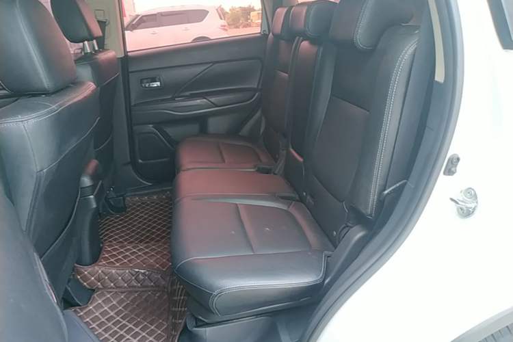 Used Mitsubishi Outlander 2016 2.4L 4x4 Elite Edition 5 Seats Left Rear Seat