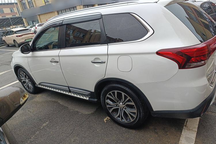 Used Mitsubishi Outlander 2016 2.4L 4x4 Elite Edition 5 Seats Left Side