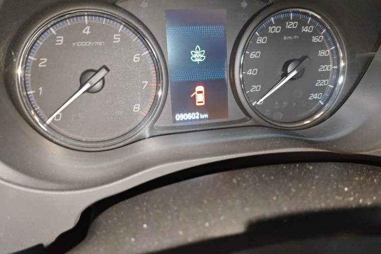 Used Mitsubishi Outlander 2016 2.4L 4x4 Luxury Edition 7-Seater Odometer Close Up