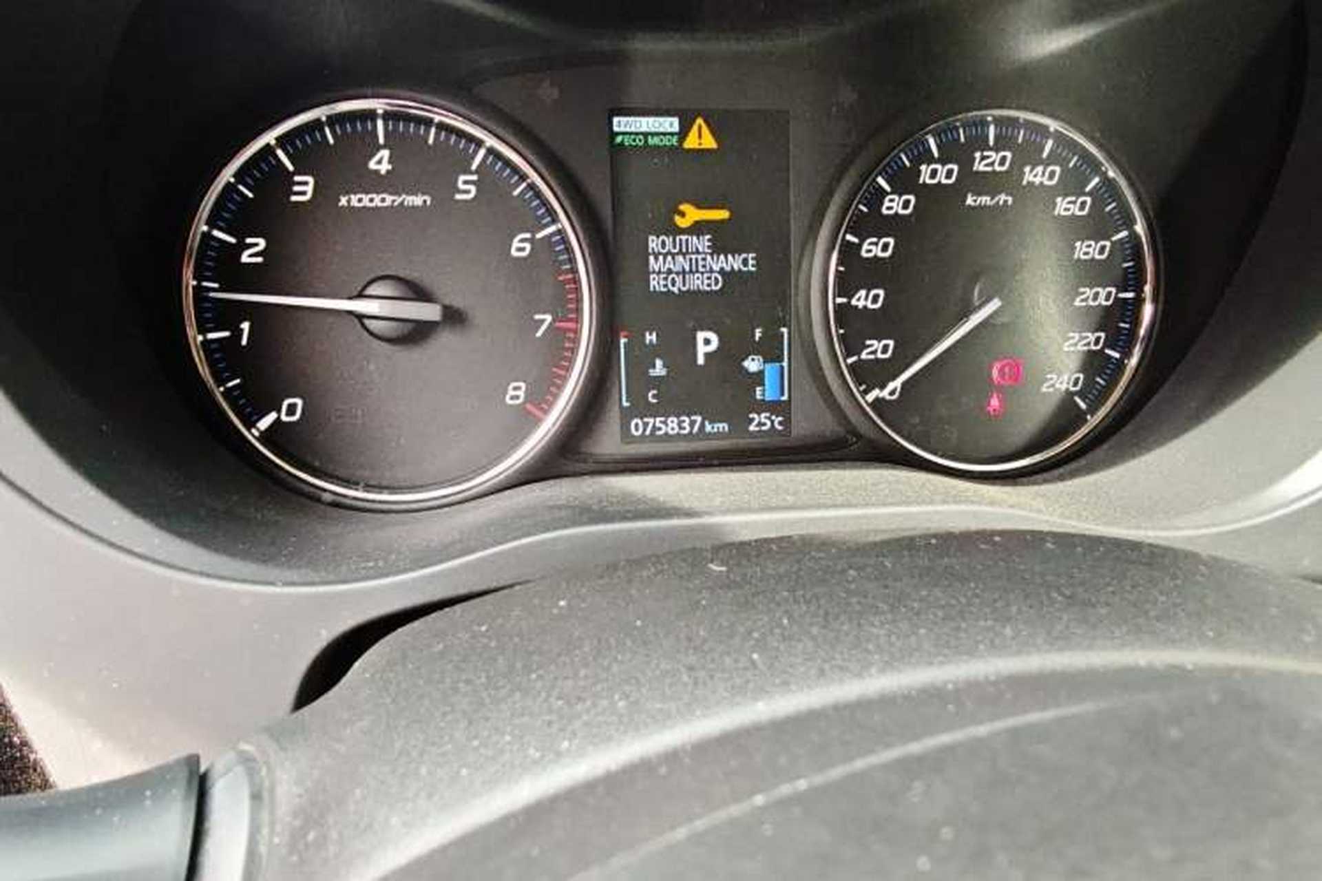 Used Mitsubishi Outlander 2016 2.4L 4x4 Elite Edition 5 Seats Odometer Close Up