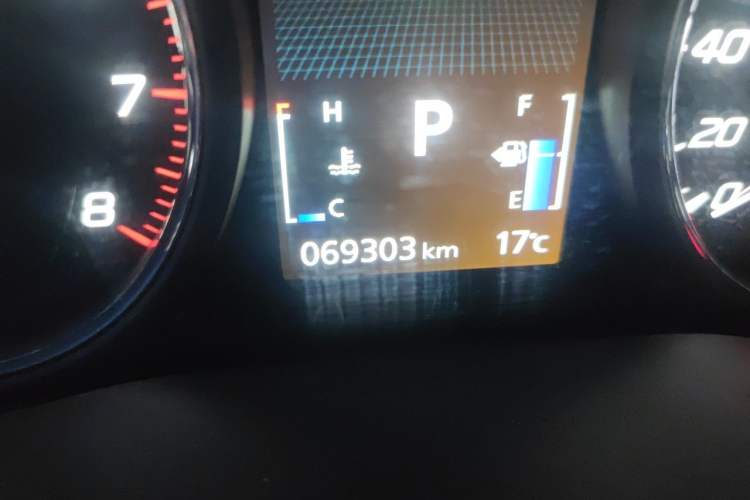 Used Mitsubishi Outlander 2016 2.4L 4x4 Luxury Edition 7-Seater Odometer Close Up