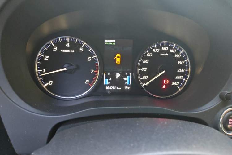 Used Mitsubishi Outlander 2016 2.4L 4x4 Elite Edition 5 Seats Odometer Close Up