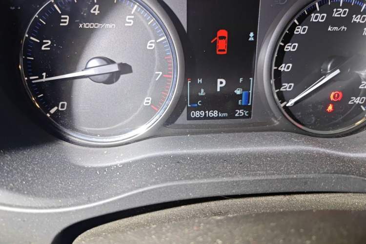 Used Mitsubishi Outlander 2016 2.4L 4x4 Luxury Edition 7-Seater Odometer Close Up