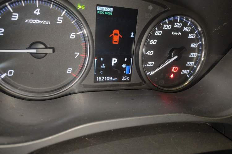 Used Mitsubishi Outlander 2016 2.4L 4x4 Luxury Edition 7-Seater Odometer Close Up