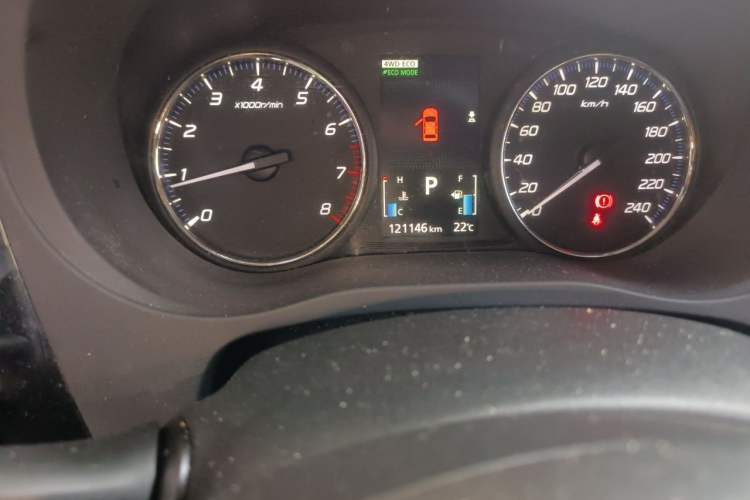 Used Mitsubishi Outlander 2016 2.4L 4x4 Elite Edition 7-Seater Odometer Close Up